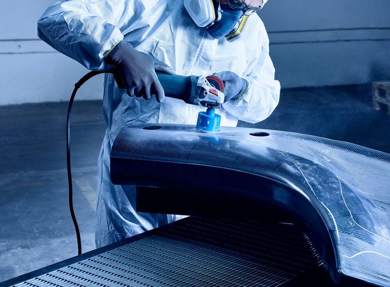 Es gibt auch Zerspanungswerkzeuge aus dem Tyrolit-Power-Sortiment für die Composite-Bearbeitung per Hand. Hier ein System für die Oberflächenbearbeitung von CFK, GFK oder AFK. (Bild: Tyrolit)