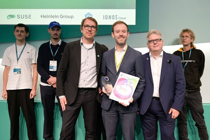 Die Jurymitglieder Thomas Grosser, Geschäftsführer der Cloudogu GmbH (r.), und Leonhard Kugler, Geschäftsführer des ZenDiS (l.), überreichen den Preis in der Kategorie „Interne Verwaltungsanwendungen“ an das InnoLab_bw des Staatsministeriums Baden-Württemberg. (Bild: Simon Salzig)