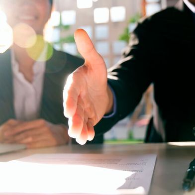 Fast die Hälfte der Arbeitnehmenden (44 Prozent) hat schon einmal über einen Quereinstieg in eine andere Branche oder einen anderen Beruf nachgedacht. (Bild: © ijeab - stock.adobe.com)