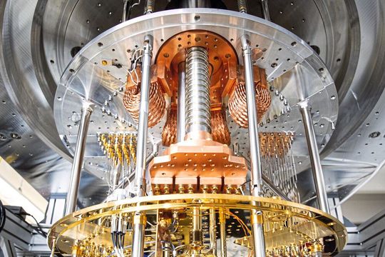 Kryostat des „OpenSuperQ“-Quantencomputers am Forschungszentrum Jülich. Jetzt geht das Projekt in die nächste Phase, die in den kommenden Jahren zu einem vielseitig einsetzbaren 1.000-Qubit-Qantencomputer führen soll. Hier mehr dazu ...(Bild:  Forschungszentrum Jülich / S. Kreklau)