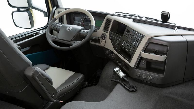 In den 1990ern werden die Arbeitsplätze mit besser erreichbaren Schaltern ergonomischer, hier ein Volvo FM aus dem Jahr 1998. (Bild: Volvo)
