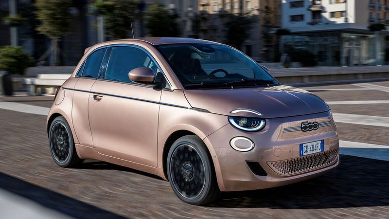 Platz 4: Gegenüber 2024 hat der Fiat 500 e einen Platz verloren. Dafür ist der Preis deutlich gesunken – um 7.000 Euro auf 22.490 Euro. (Bild: Fiat)