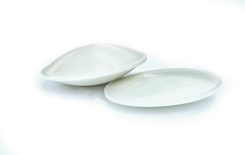 Obwohl die Linsen für Terahertz-Scanner simpel erscheinen, ist ihre Herstellung anspruchsvoll. Rapidfacture hat den Kunden bei der Materialauswahl unterstützt – das ist ein sehr spezieller Kunststoff mit bestimmten elektrischen Brechungseigenschaften. Die Linsen müssen so glatt wie möglich sein, allerdings lässt sich der Kunststoff nicht so leicht polieren, wie es bei einem Metall der Fall ist. (Bild: Rapidfacture)