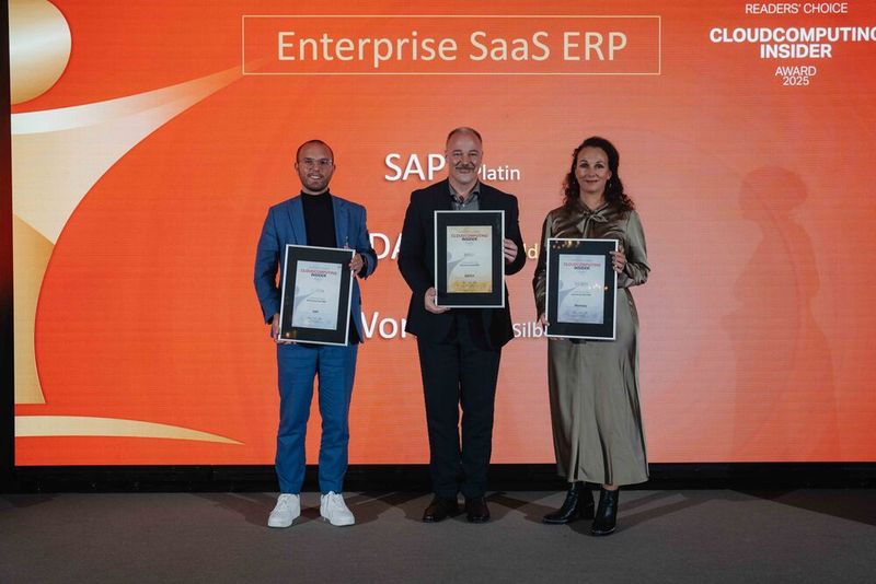 In der Kategorie „Enterprise SaaS ERP“ zeigen diese Anbieter, wo die Messlatte hängt: Daniel Lohrbächer nimmt Platin für SAP entgegen, Benedikt Leder geht mit Gold für DATEV nach Hause und Dr. Mirjam Ringer von Workday hält den Silber-Award in Händen. (Bild: Manuel Emme Fotografie)