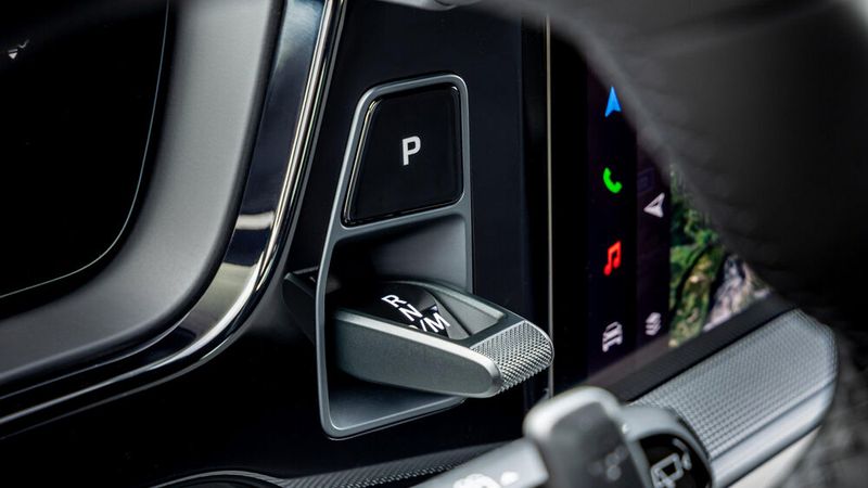 Der Automatik-Wählhebel ist rechts neben das Lenkrad gewandert. (Bild: Porsche)