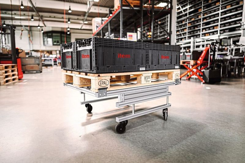 Item konstruierte ein Grundgestell (Base Carrier) aus Aluminiumprofilen mit entsprechenden Verbindern für den autonomen mobilen Roboter MiR250. Das Gestell lässt sich schnell und unkompliziert beispielsweise mit Paletten beladen. (Bild: Item )