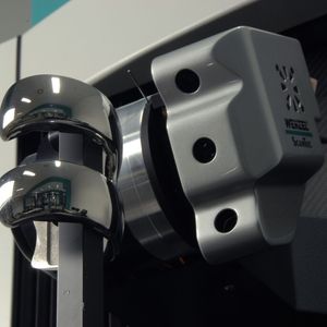 Triangulationssensor PS006 bei der Messung einer spiegelnden Oberfläche.