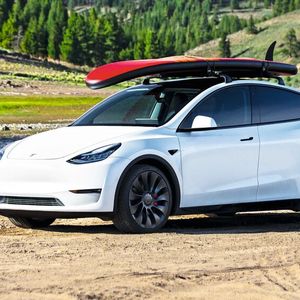 Tesla sieht das Modell als SUV - und setzt es entsprechend in Szene. (Bild:  Tesla)