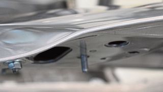 Motor- und Heckklappen sind typische Anbauteile, die im Fertigungsprozess gefalzt und verklebt werden.  (Atlas Copco)