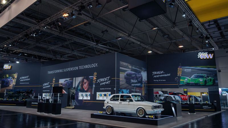 Auf der Motorshow in Essen feierte KW 2025 sein 30-jähriges Bestehen. Als automobilen Eyecatcher präsentierte das Unternehmen unter anderem einen Porsche 911 GT 3 R Rennsport. Das Porsche-Sondermodell ist exklusiv ab Werk mit KW-V6-Racing-Dämpfern ausgerüstet. (Bild: KW automotive)