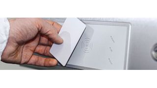 Mittlerweile gibt es integrierte RFID-Reader für die schnelle und sichere Zugriffskontrolle auf HMI-Systeme auch für den Einsatz im Ex-Bereich. (Bild: R. Stahl)