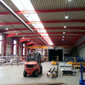Mithilfe eines kleinen Schalters können die Anwender bei dieser energiesparenden LED-Hallenbeleuchtung entscheiden, ob sie 150, 120, 100 oder 70 W in ihrem Arbeitsbereich benötigen.