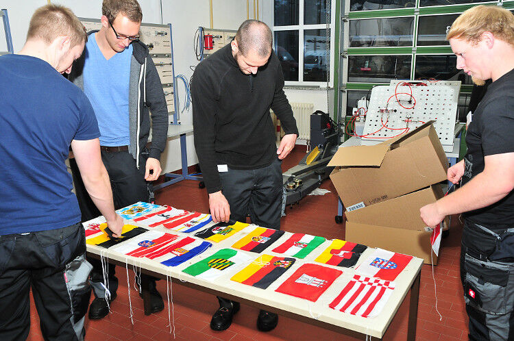 Erste Aufgabe für die Teilnehmer des Praktischen Leistungswettbewerbs „Profis leisten was“ (PLW) ist traditionell, die eigene Landesflagge zu wählen ... (Schmidt)