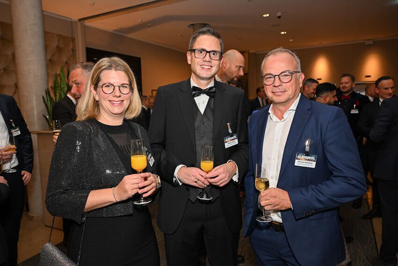 Tobias Teske (IT-BUSINESS) mit Tanja Brandt und Marcus Schroeer (l., LG) (Bild: Hannes Magerstädt)