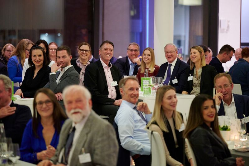 Impressionen vom ELEKTRONIKPRAXIS Frühlingsfest 2023 im Ketterer Kunst mit der Verabschiedung von Johann Wiesböck.  (Bild: © EYE AM CHRIS)