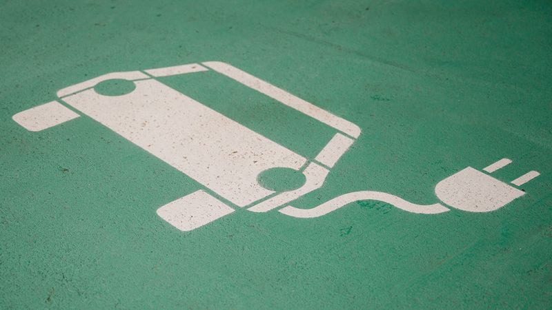 Der Bundesverband Neue Mobilität erweitert zum Januar 2026 seine Struktur um die Fachgruppe "Normung & Recht".(Bild:  stock.adobe.com - Glaserfotografie.de)