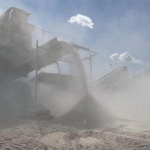 zum Vergleich: So sieht der Bandabwurf an einem Brecher ohne Staubbindung aus.(Bild:  Nebolex)