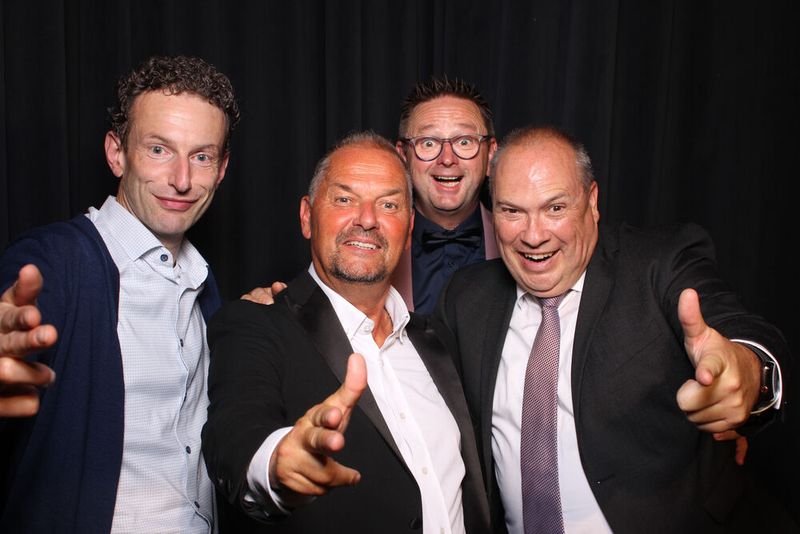 Coole Truppe: (v. l.) Hans-Christian Johannsen (IT-Service Johannsen), Thomas Peter, Reiner Stumpf (beide Reiner SCT) und Carol Kleu (ANC Systemhaus) (Bild: KAUFFMANN STUDIOS)