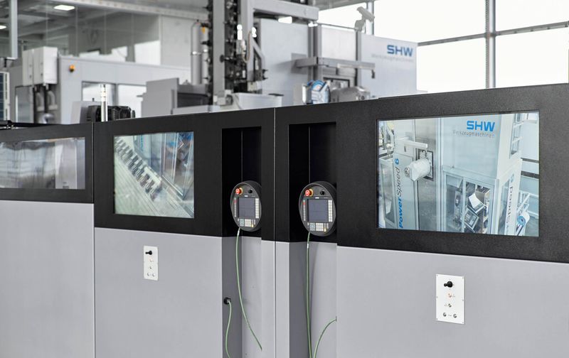 Monitore übertragen das Livebild auf die Maschinenumhausung, damit Besucher die Fertigungsprozesse verfolgen können. (Bild: SHW/Jan Walford)