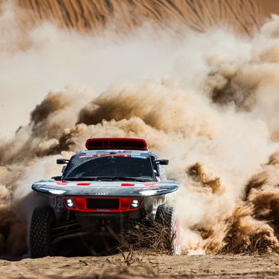 Der Audi RS Q e-tron war 2024 das erste Auto, das die Rallye Dakar mit elektrischem Antrieb, Hochvoltbatterie und Energiewandler gewonnen hat. (Bild: Audi Sport GmbH)
