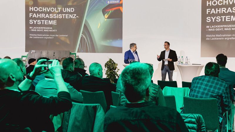 Worauf Betriebe bei der Lackierung von E-Fahrzeugen und Autos mit Radarsystemen achten müssen, erläuterten Thomas Leuchten und Sven Neumann von PPG Deutschland. (Bild: Stefan Bausewein)