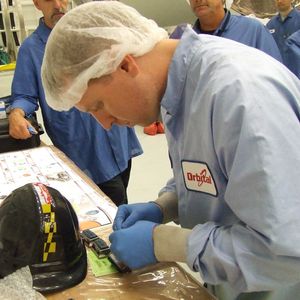 Datenlogger sind startklar: Ein Mitarbeiter von Orbital Sciences Corporation in Houston, Texas, installiert die Datenlogger auf dem Cygnus Raumfrachter.