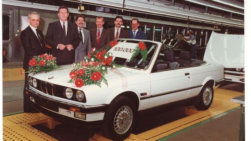 1989 feierte der Konzern den 100.000sten im Werk Regensburg gefertigten Wagen, ein 3er-Cabrio der zweiten Generation (E30). (Bild: BMW)