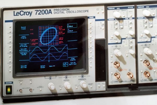 Mit dem Modell 7200 von 1989 präsentierte LeCroy ein modular aufgebautes digitales Oszilloskop, das den Weg für komplexe Signalanalysen ebnete. (Bild: Teledyne LeCroy)