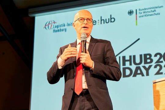 Mehr Möglichkeiten für logistische Innovationen aus Hamburg! Dr. Peter Tschentscher, erster Bürgermeister der Stadt Hamburg, bei der offiziellen Einweihungszeremonie des neuen Digital Hub Logistics Hamburg, im Rahmen des Hubday 2022.(Bild:  Digital Hub Logistics)