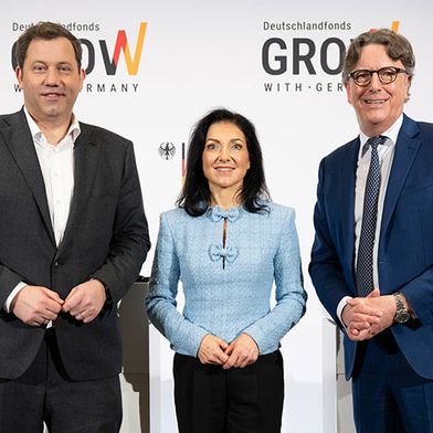 German Finance Minister Lars Klingbeil, Economy Minister Katherina Reiche and KfW CEO Stefan B. Wintels present Germany’s new state-backed investment framework, laying the financial groundwork for a new generation of DefenceTech startups. (Source: KfW/Thomas Meyer/Ostkreuz)