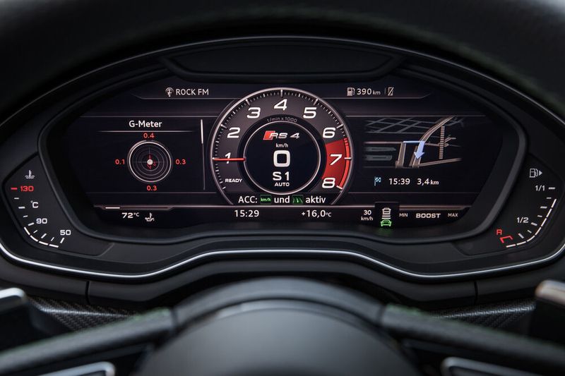 Das digitale Cockpit stellt auf Wunsch den Drehzahlmesser ins Zentrum. (Audi)