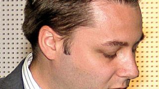 Harald Goldenits, System Architect des Bereichs IT Solutions Services der Siemens AG Österreich in Wien, zeigt ein effizientes System zur Überwachung von vermieteten Transporteinheiten. Bild: Schäfer (Archiv: Vogel Business Media)