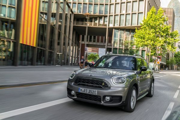 Der MINI Cooper S E Countryman ALL4 ist der erste Mini, bei dem ein Plug-in-Hybrid-Antrieb die Möglichkeit zu rein elektrischer und damit lokal emissionsfreier Mobilität eröffnet. (Mini)