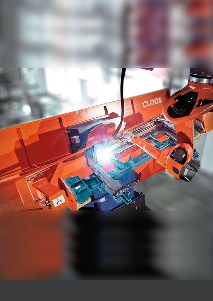 Die Servomotoren der neuen DSH1-Reihe (links im Bild) erreichen mit ihren sehr guten Regeleigenschaften eine hohe Qualität und Genauigkeit, wie sie z. B. für spezielle Schweissnähte erforderlich sind. I Bild rechts: Carl Cloos Schweisstechnik GmbH. (Baumüller)