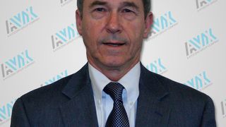 John Sarvis, President und CEO der AVX Corp., sagt: „Mit der Übernahme von KUMATEC und unserem Joint Venture im Bereich Wasserstoff-Brennstoffen sind wir in der Lage, unsere Fertigungskapazitäten auszubauen und neue Geschäftsmöglichkeiten zu generieren.“ (AVX)