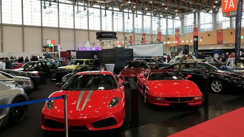 Auch viel rot lackiertes Italo-Edelblech war auf der Retro Classics Bavaria zu sehen – und zu kaufen. (Bild: Rosenow – »kfz-betrieb«)