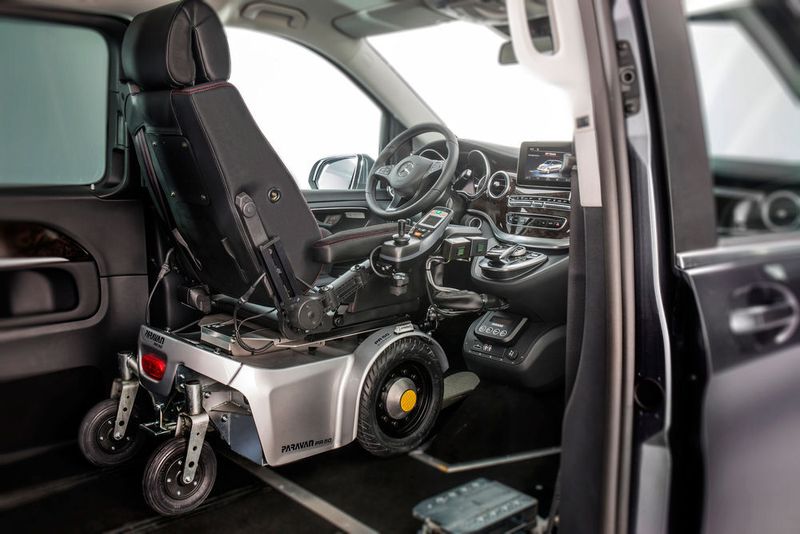 In die V-Klasse (Foto) kommt der Fahrer im Elektrorollstuhl über einen rechts angebrachten Kassettenlift zur Dockingstation hinter dem Lenkrad. Er betätigt über Joysticks links und rechts des Lenkrads die Lenkung, Gas und Bremse. Nebenfunktionen werden vom Fahrer über ein Tastenfeld und Bedienknöpfe ein- und ausgeschaltet. (Foto: Daimler)