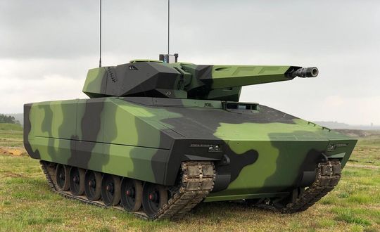 Freude bei Rheinmetall und Leonardo! Denn der erste Auftrag ist ins Haus geflattert. Es geht um Panzer auf dem Fahrgestell ses Lynx KF-41 für die italienische Armee. Einige, wie der hier, tragen Rheinmetalls Lance-Turm, die meisten aber den 30-Millimeter-Hitfist von Leonardo.(Bild:  Rheinmetall)