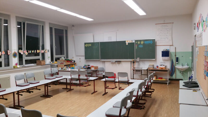 Das Klassenzimmer der Grundschule wurde mit sonnenlichtähnlichen LEDs ausgerüstet. Schüler und Lehrer sollen nicht nur bei ausreichend Licht besser lernen können, sondern sich auch wohl fühlen.