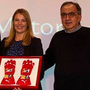 Simone Herzog erhält die Auszeichnung von Sergio Marchionne.(Foto:  Ferrari)