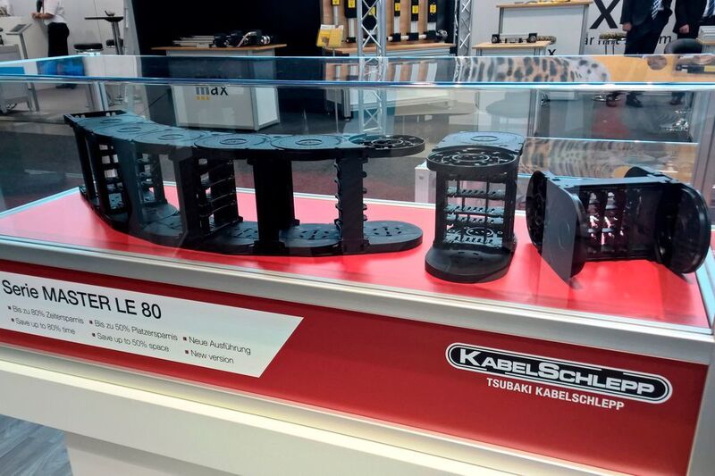 Tsubaki Kabelschlepp zeigte die Master-Energieführungsketten LE60/LE80 mit dem neuartigen Trennstegsystem TS3. Aufgrund der reduzierten Wandstärke des Trennstegsystems profitieren Kunden von mehr Platz im Innenraum. Gleichzeitig sind die Energieführungen für eine schnelle zeitsparende Konfektionierung von allen Seiten leicht zu öffnen und zu befüllen. (S.Häuslein/konstruktionspraxis)