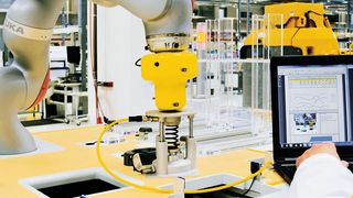 Die Effizienz von Roboterapplikationen steigt, je enger Mensch und Maschine zusammenarbeiten können. Gleichzeitig stellt dies auch höhere Anforderungen an die Sicherheit. Dabei erfordert jede Applikation eine eigene sicherheitstechnische Betrachtung. (Bild: Pilz GmbH & Co. KG)