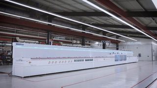 Die InfinityLine-Anlage von Schmid vereint mehrere Prozessschritte der Leiterplattenfertigung, darunter Entwickeln, Ätzen und Strippen. Der Anlagenbauer hat einen Großauftrag über mehr als 25 Millionen Euro für den Ausbau der HDI-Produktion in Malaysia erhalten. (Bild: Schmid Group)