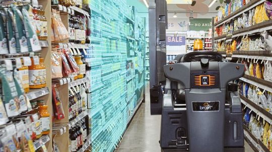 Mit „ShelfView“ können die Daten über mobile Geräte als auch über autonome Roboter gesammelt werden.(Bild:  Scandit)