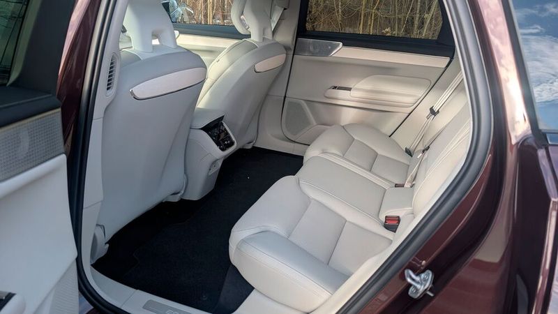 Auf der Rückbank profitieren die Insassen von jeder Menge Beinfreiheit. (Bild: Mauritz – VCG)