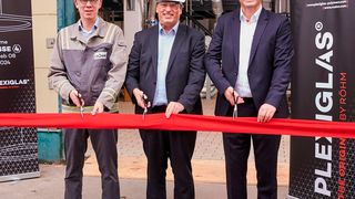 Offizielle Inbetriebnahme der neuen Anlage für Plexiglas-Formmassen in Worms durch Robert Weber, Leiter des Röhm Standortes Worms, Hans-Peter Hauck, COO von Röhm, und Siamak Djafarian, Leiter des Geschäftsbereichs Molding Compounds von Röhm (v.l.). (Bild: Röhm)