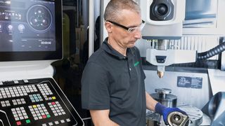 In ihrem jüngsten Kooperationsprojekt entwickeln DMG Mori und Schaeffler additive Herstellungsverfahren von Wälzlagerkomponenten aus gradierten Materialien in kleinen Losgrößen mittels Laserauftragsschweißen. (DMG Mori)