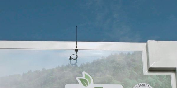 Die Steuerungsdaten werden über Funk zwischen Zentralrechner und AGV übertragen (Bild: Kamag)