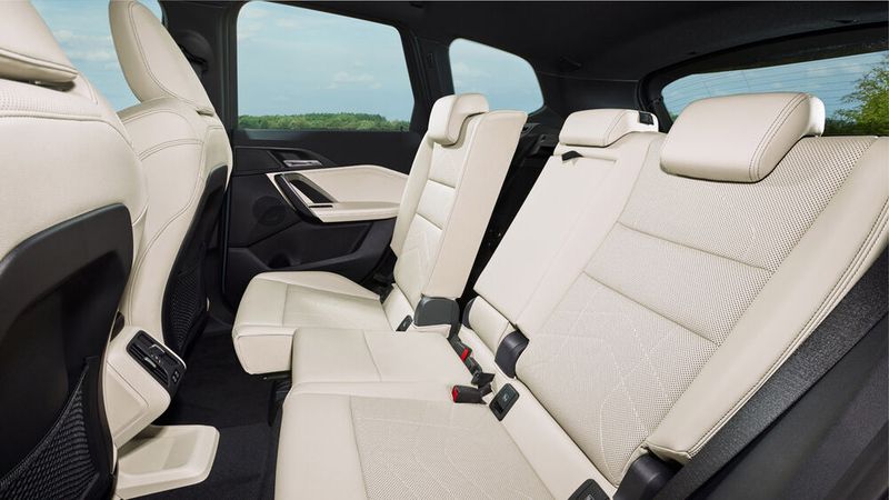 Die Rücksitzbank lässt sich bei den Verbrenner-Modellen um 13 Zentimeter verschieben, die Lehnen sind umklappbar und optional auch in der Neigung zu verstellen. (Bild: Autoren-Union Mobilität / BMW)