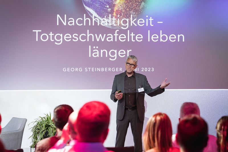 Anwenderkongress Steckverbinder 2023: Tag 1 mit Basisseminaren, Podiumsdiskussion und Posterslam. (Bild: Stefan Bausewein)